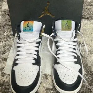 Nike Air Jordan 1 shoes! Size 8.5 with original box and tissue paper. New to the archive* Original 1985 Nike Air Jordan 1 Chicago  main image 3